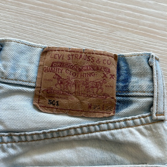 Women’s Levi’s Denim Shorts - Great condition - Intentional distress - Picture 5 of 13